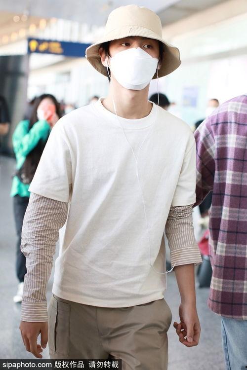 黄明昊机场爆料图片最新,潮流穿搭引热议  第2张